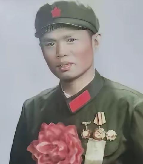 1982年，在越战中立下一等功的龙洪春，坚持娶一个入狱的女工，被取消军校保送，两