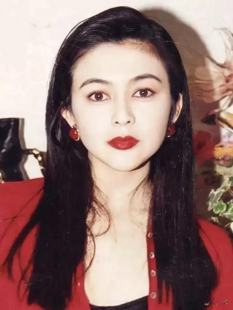 有些洋娃娃美女属于青春、幼态，单看五官不突出但组合在一起就很甜美可爱，但是顶级洋