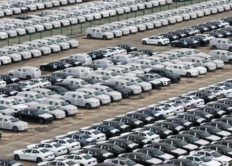 中国今年前11个月的贸易顺差超过1万亿美元，这一里程碑式的数字意味着中国制造的主