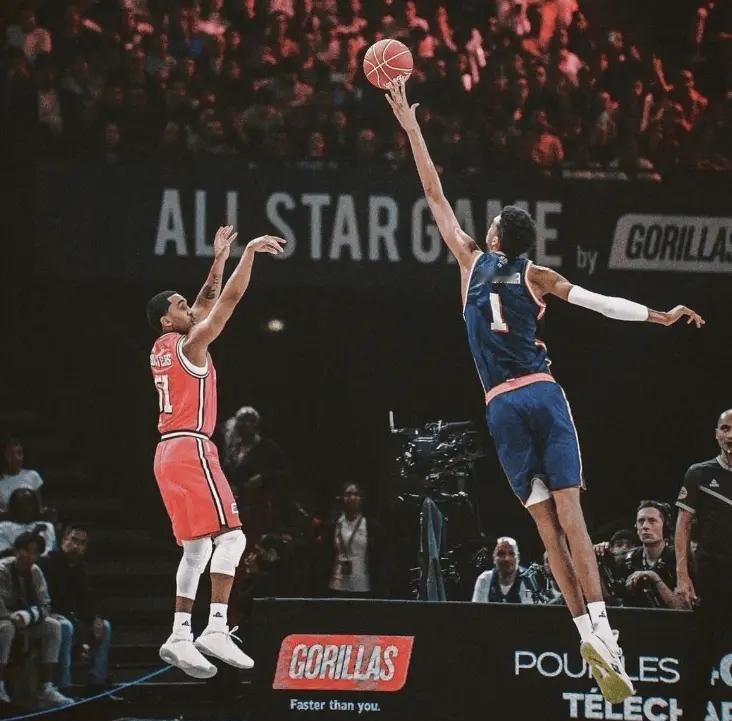 没三分的球队打马刺，结局就是一个字“死”。
雷霆被马刺三连杀，原因就是被文班统治