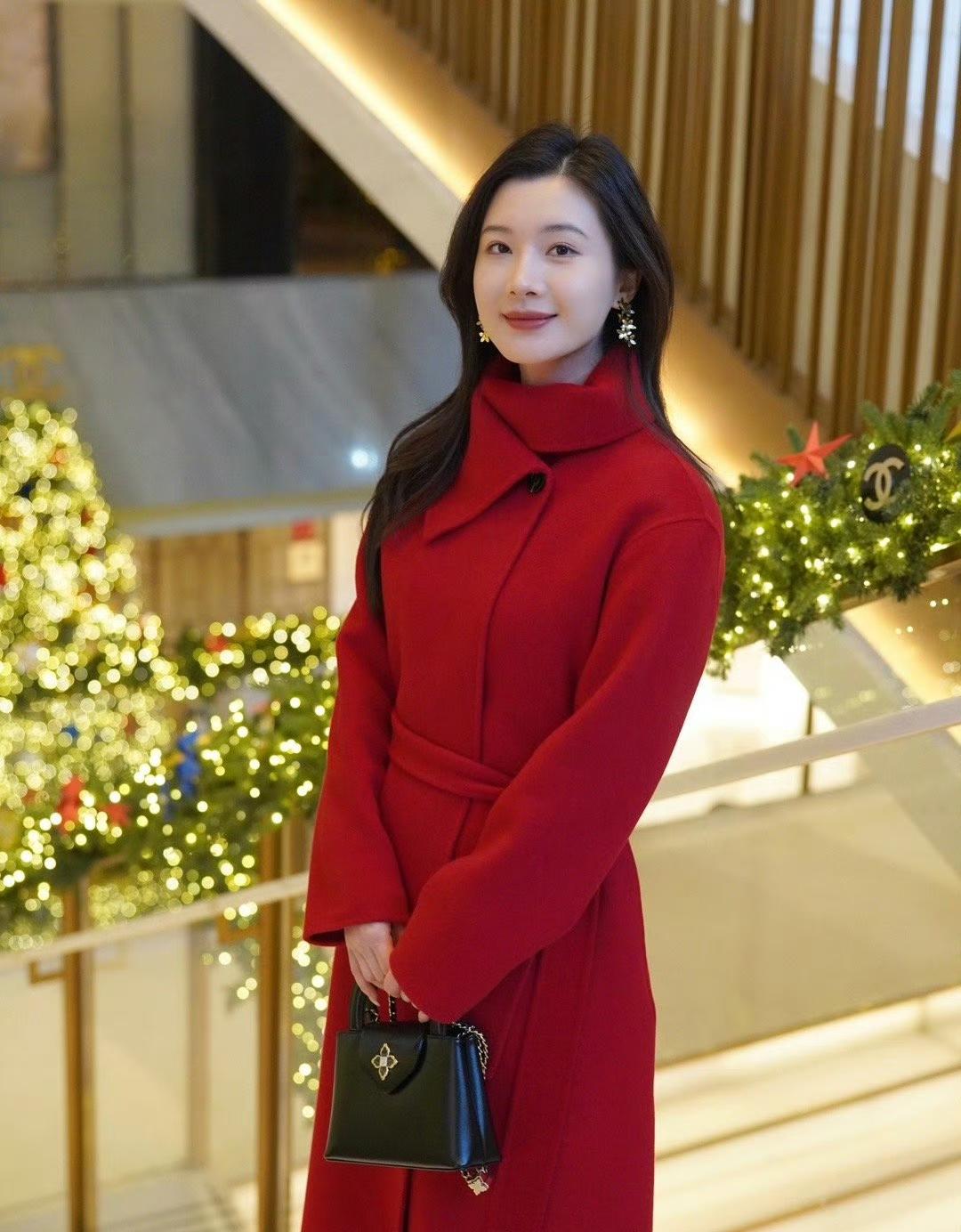 冬日穿搭指南：红色大衣搭配黑色手袋，温暖又时尚！🔥💃透视长裙适合什么气质的女