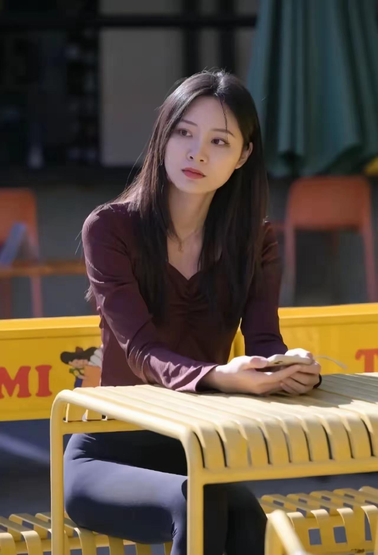 阳光明媚的午后，独自坐在咖啡馆的角落，享受片刻的宁静。🌞☕️🍃