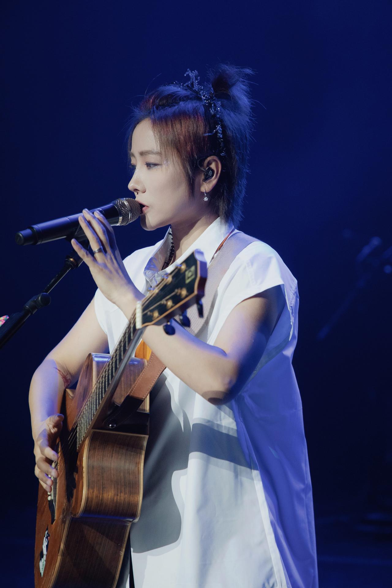 3月31日，媒体报道，歌手单依纯在深圳演唱会翻唱《李白》引发版权争议。相比之下，