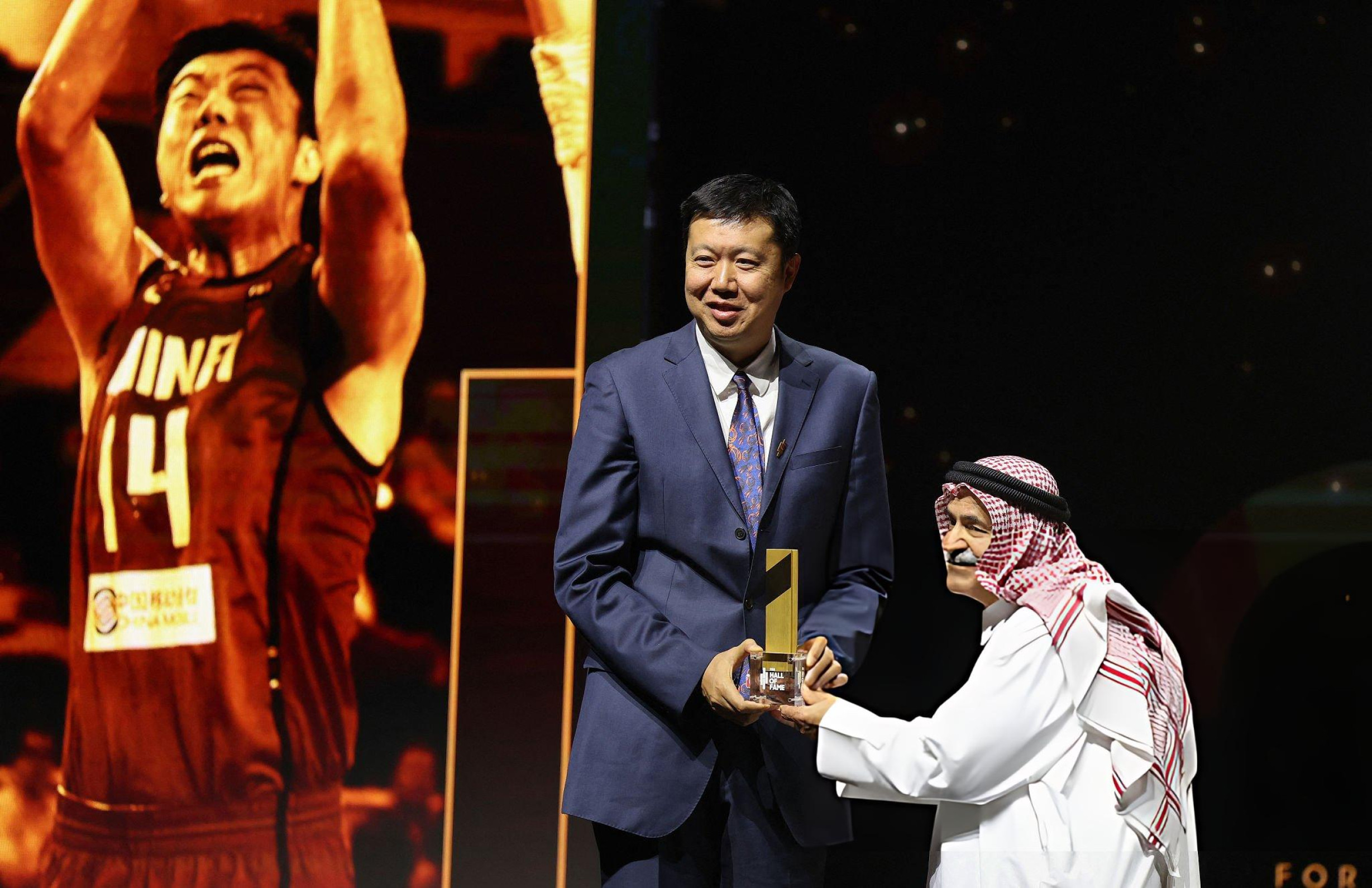 恭喜大郅！正式进入国际篮联名人堂！王治郅正式进入国际篮联名人堂