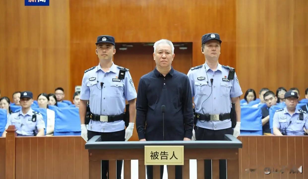 许家印判了，无期，个人财产全部没收，恒大和地产各罚八十多个亿。从中国首富到如今的