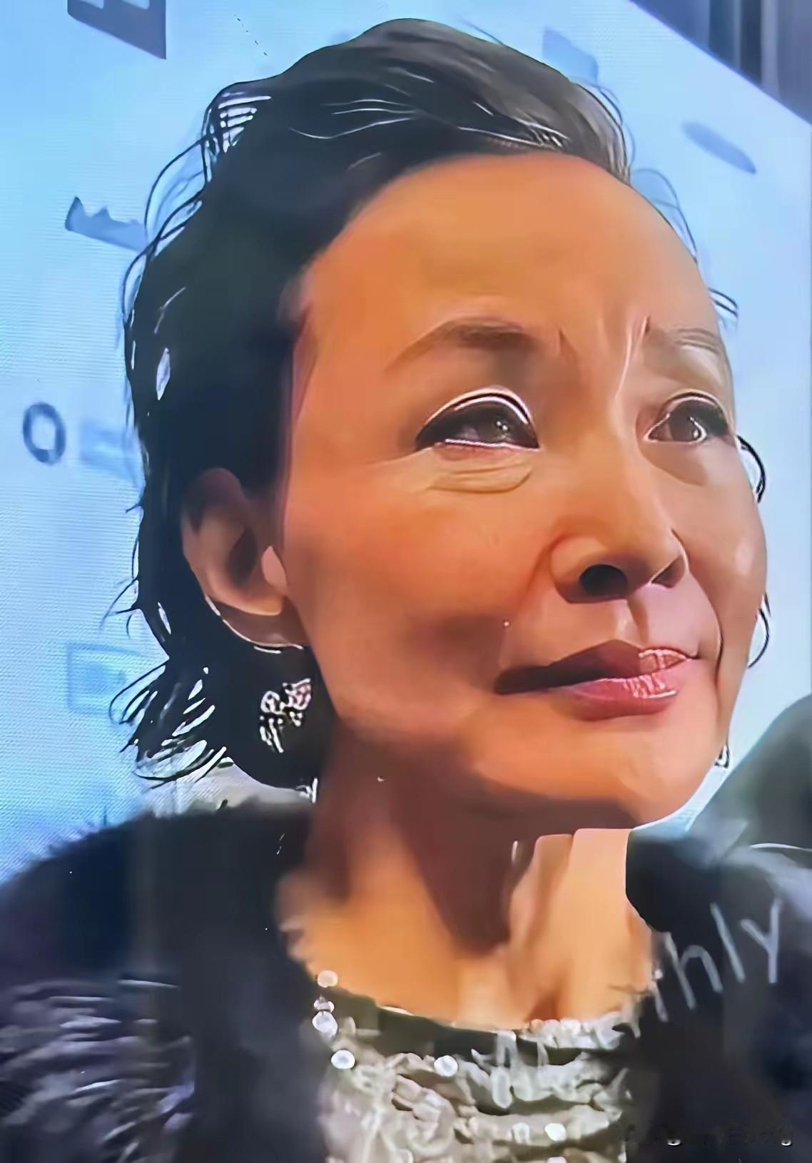 看完陈冲自传里的这段往事，心里久久不能平静。当年19岁的她已是百花影后，满怀憧憬