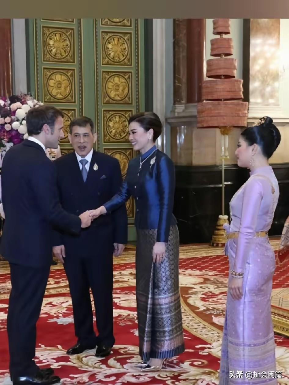 大女儿去世了，只能领着小女儿出国访问，提高她未来管理国家的能力。

虽然到现在到