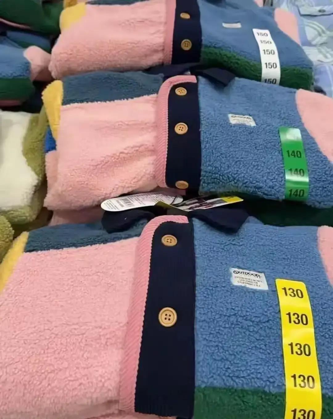 山姆一件149块的摇粒绒外套突然成了全网香饽饽。
我刷视频，十个博主九个在穿，颜