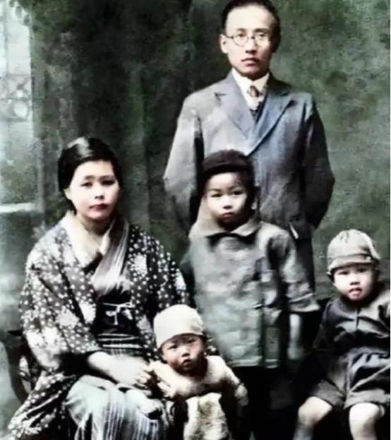 1978年，郭沫若在北京去世。最让人想不通的是，他在日本抛下的五个孩子，是靠他的