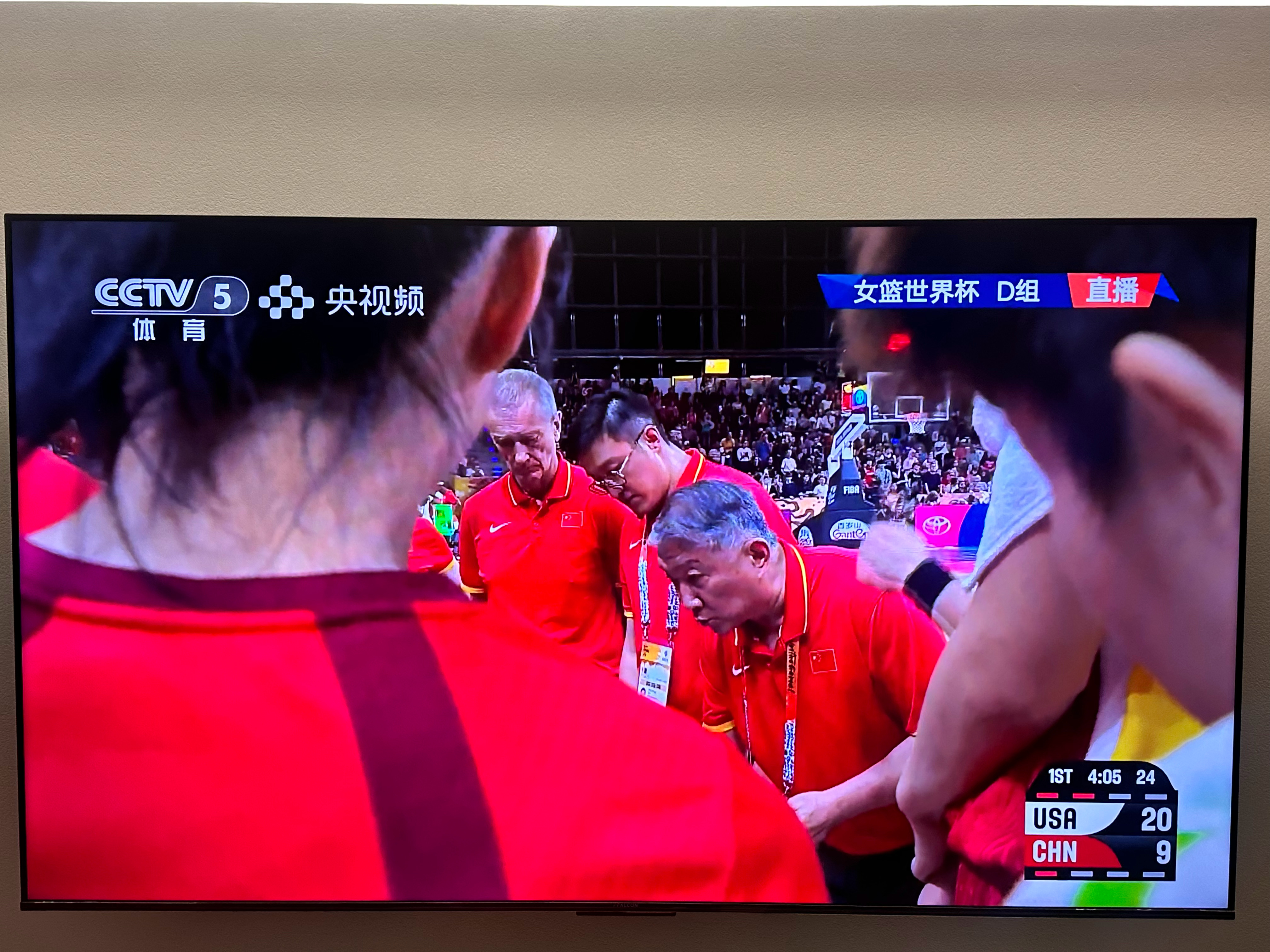 这三分也太准了！对面投进了4个三分了！我们要重点对三分防守！ 中国女篮vs美国女