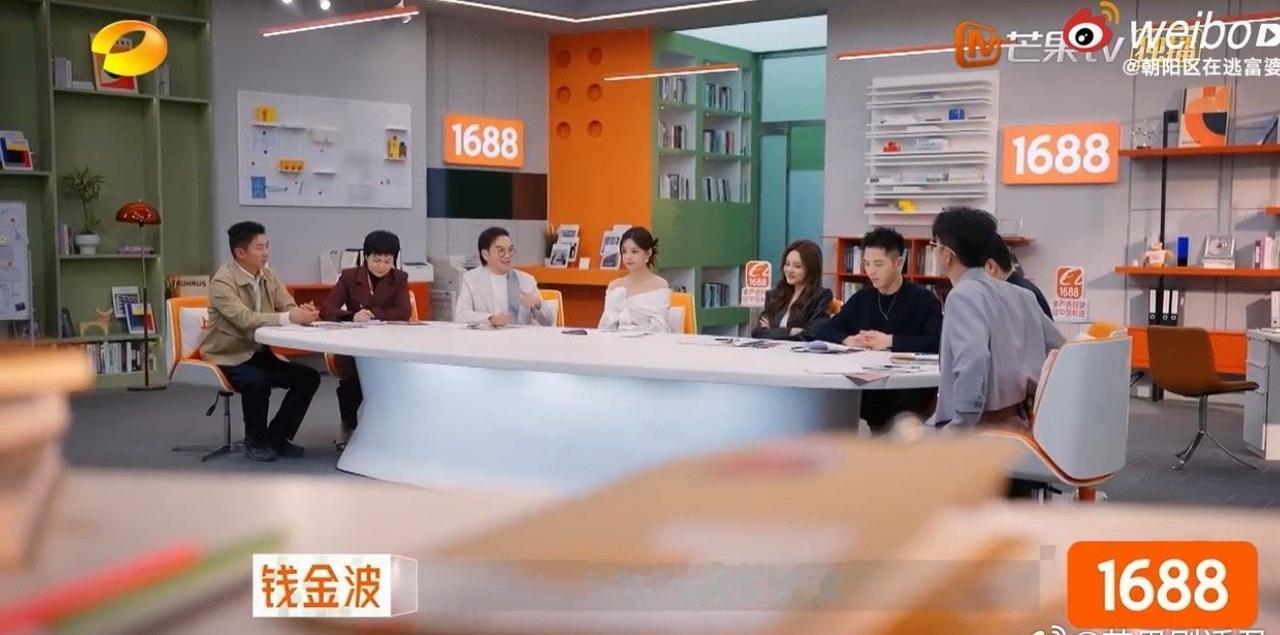 这份共鸣的苦笑，是她们从生意场上严丝合缝的逻辑里短暂脱身，重回普通女儿身份时，最