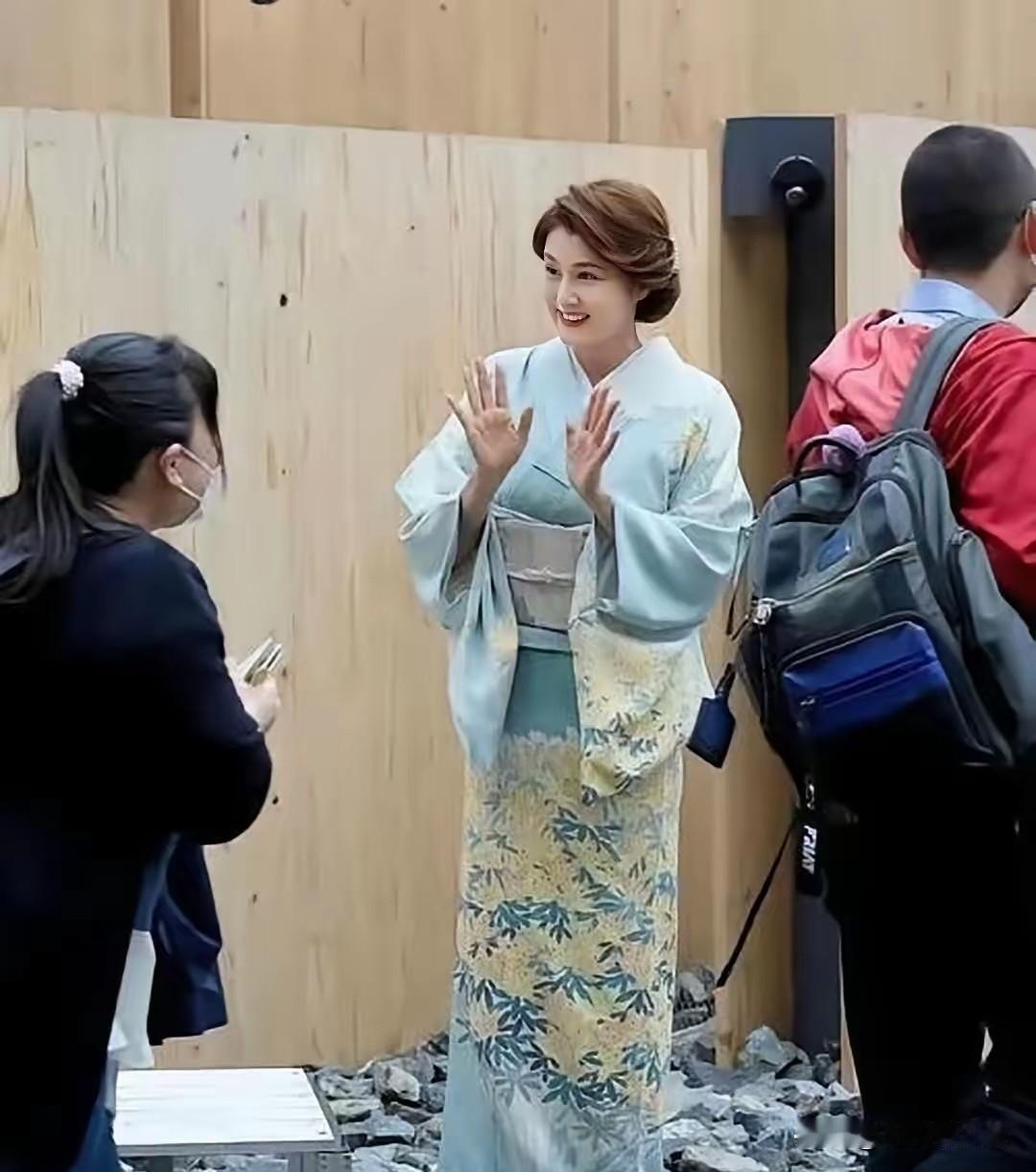 郭富城前女友藤原纪香撞脸谢大脚，她现在已经是关西大学客座教授、世博会日本馆名誉馆