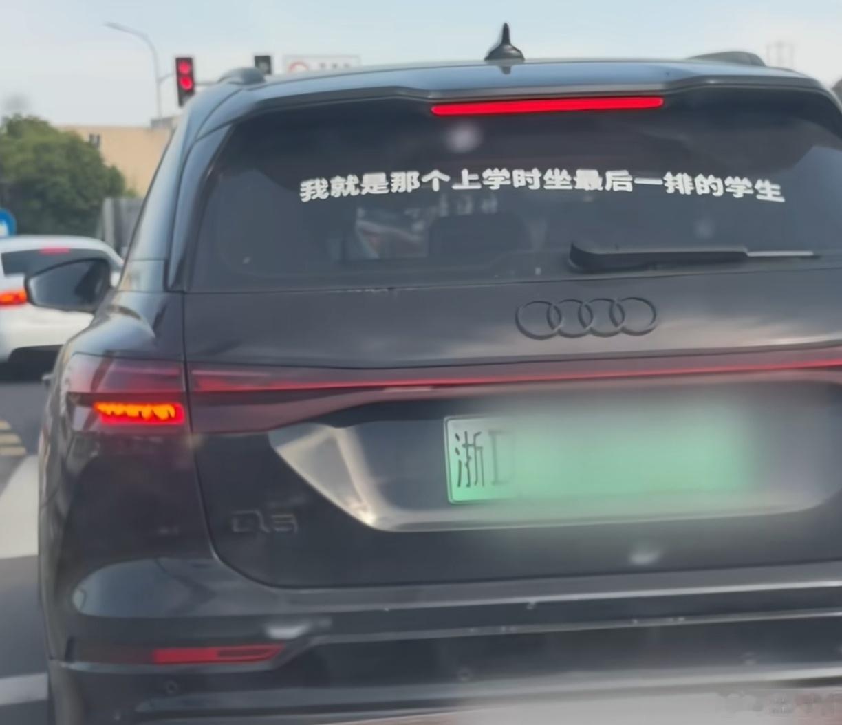 难怪你上学坐最后一排，买车都不认真选，买个二手打骨折保有量几乎为零的电车，我更推