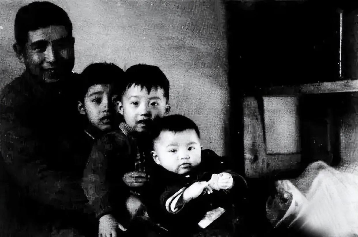 张良 王静珠和三个孩子
图一 1972年张良和孩子们在辽宁老家
张良出生在辽宁，