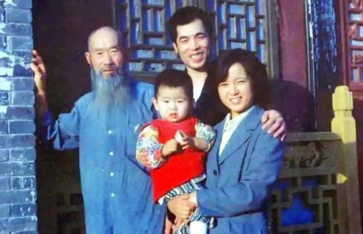 1981年，梁晓声经人介绍与北京姑娘焦丹相亲，谁知一见面梁晓声就对焦丹说：“我们