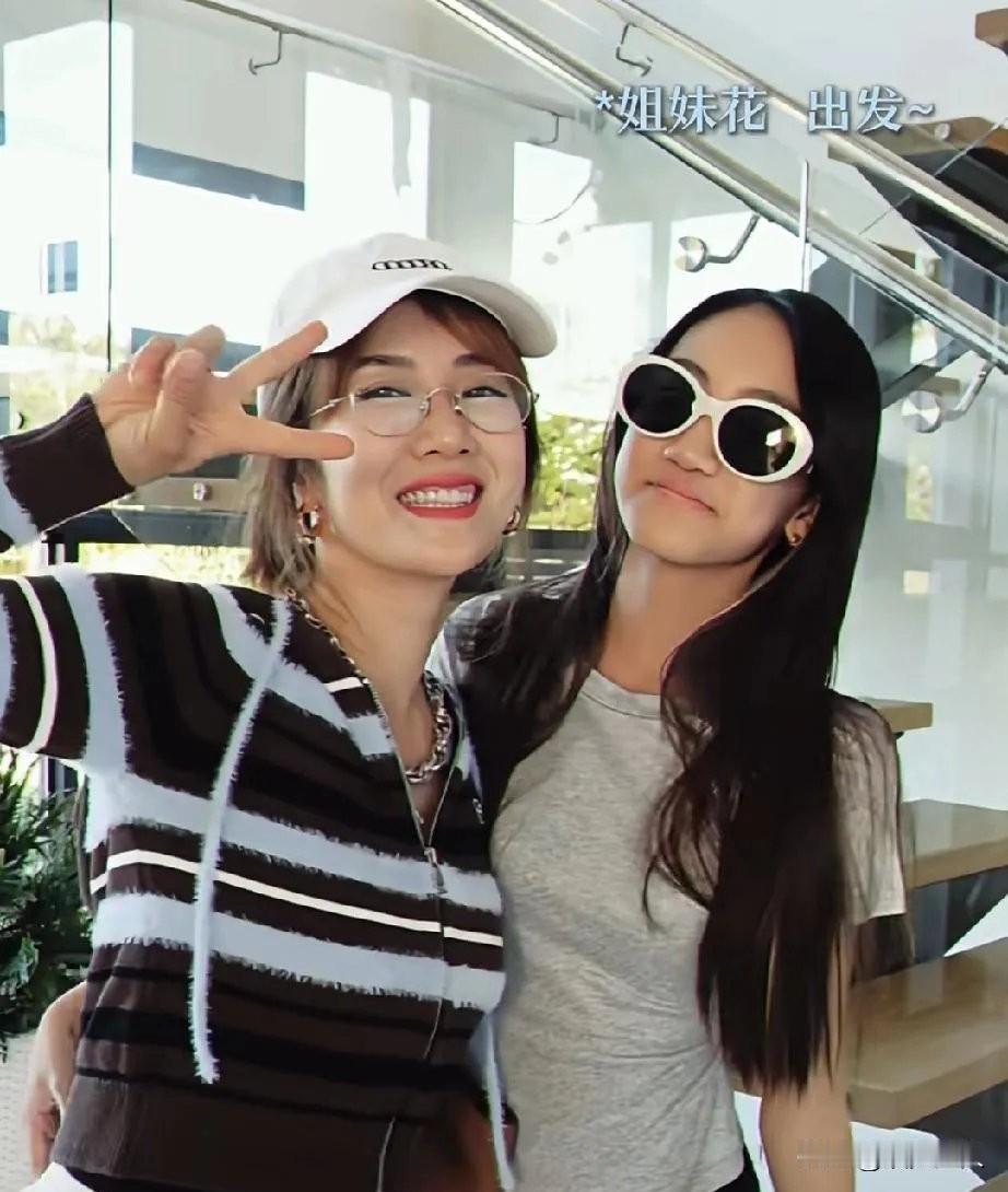 李念现在在美国生活，带着儿女上街买过年穿的新衣服。都40岁了，她穿衣打扮还跟小女