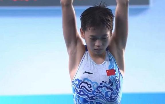 全红婵在训练中的一段视频又火了。画面里，她轻轻一跃，身体笔直入水，几乎没溅起一点