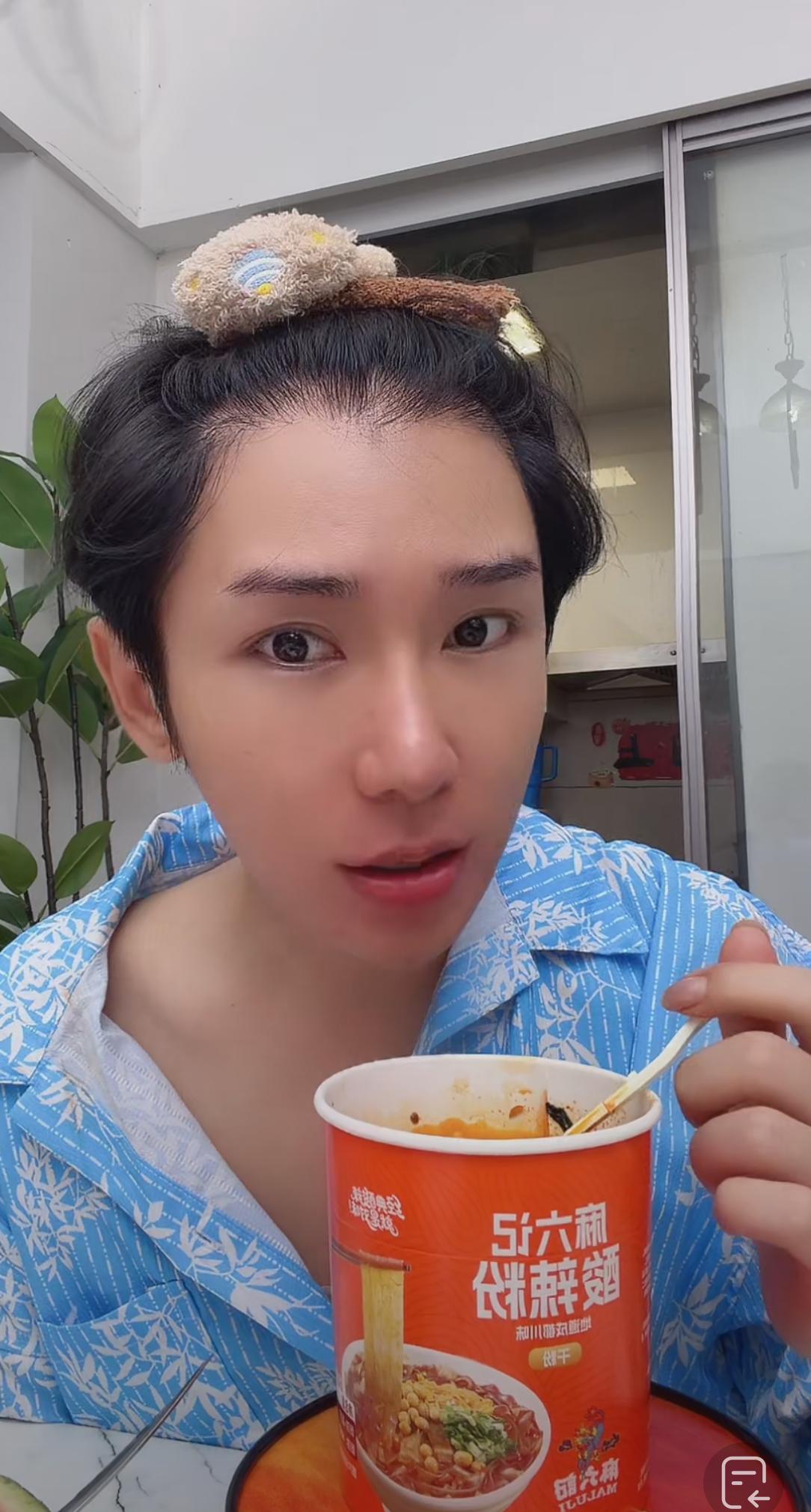 张兰团队的前主播家郡在直播时讲述了自己被朋友骗钱的经过，网友们发现他竟然边吃着麻