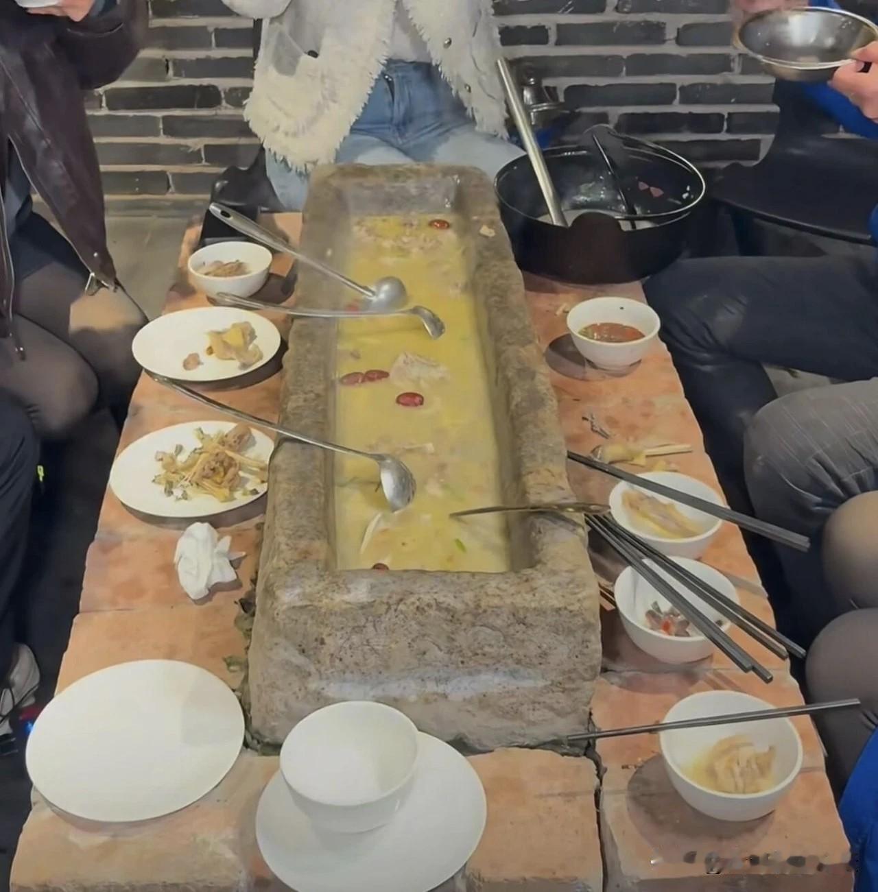 现在开店都是要出其不意。
之前有“猪食槽火锅”之后，又来了个“猪圈咖啡”。