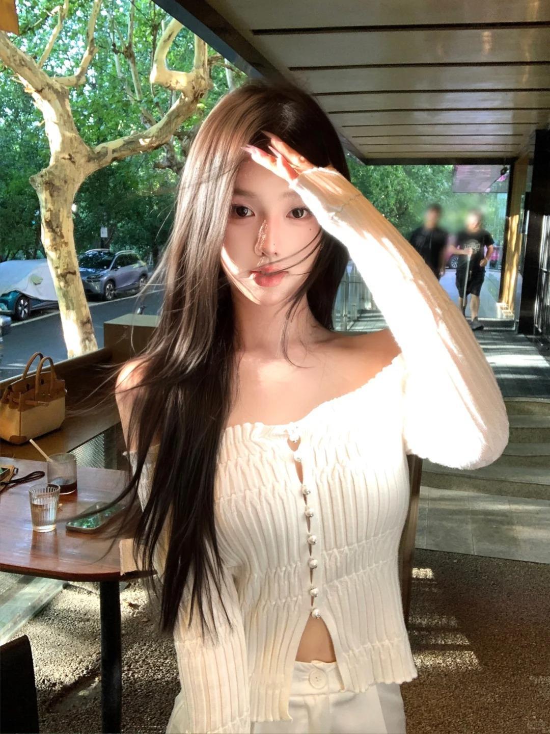 清纯系北京兼职模特小美女，她的气质像林间的清风，自由又鲜活。说话时语速偏快，声音