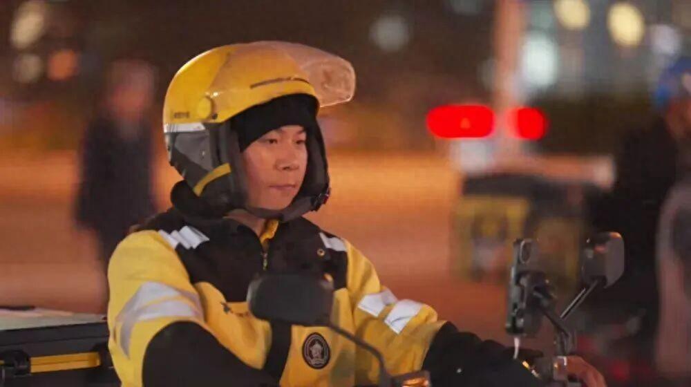 福建一个外卖骑手，以前做生意亏了上百万。催债电话从早响到晚，他没跑路，转头去送外