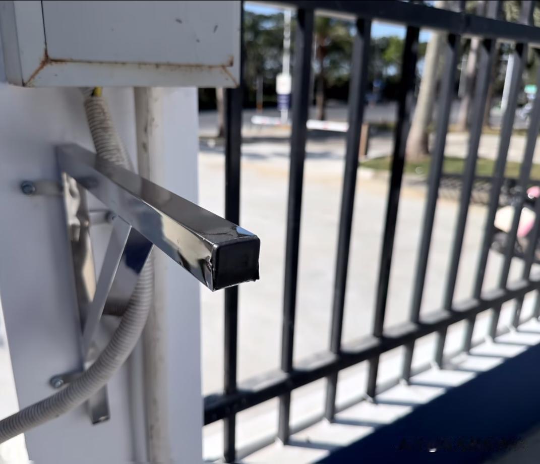 这么智能的电车后雷达不响，360全景摄像头也拍不到。
官方客服就不说自己的雷达设