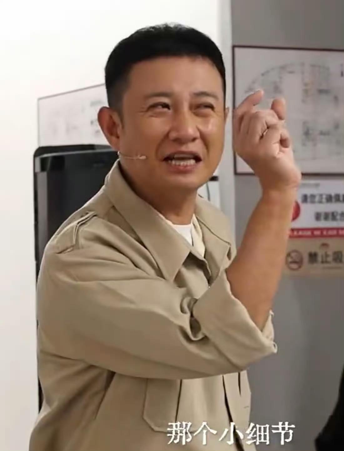 西安演出亮相，身形变化令人几乎难以辨认。如今的他，仍在为昔日的年少轻狂默默偿还代