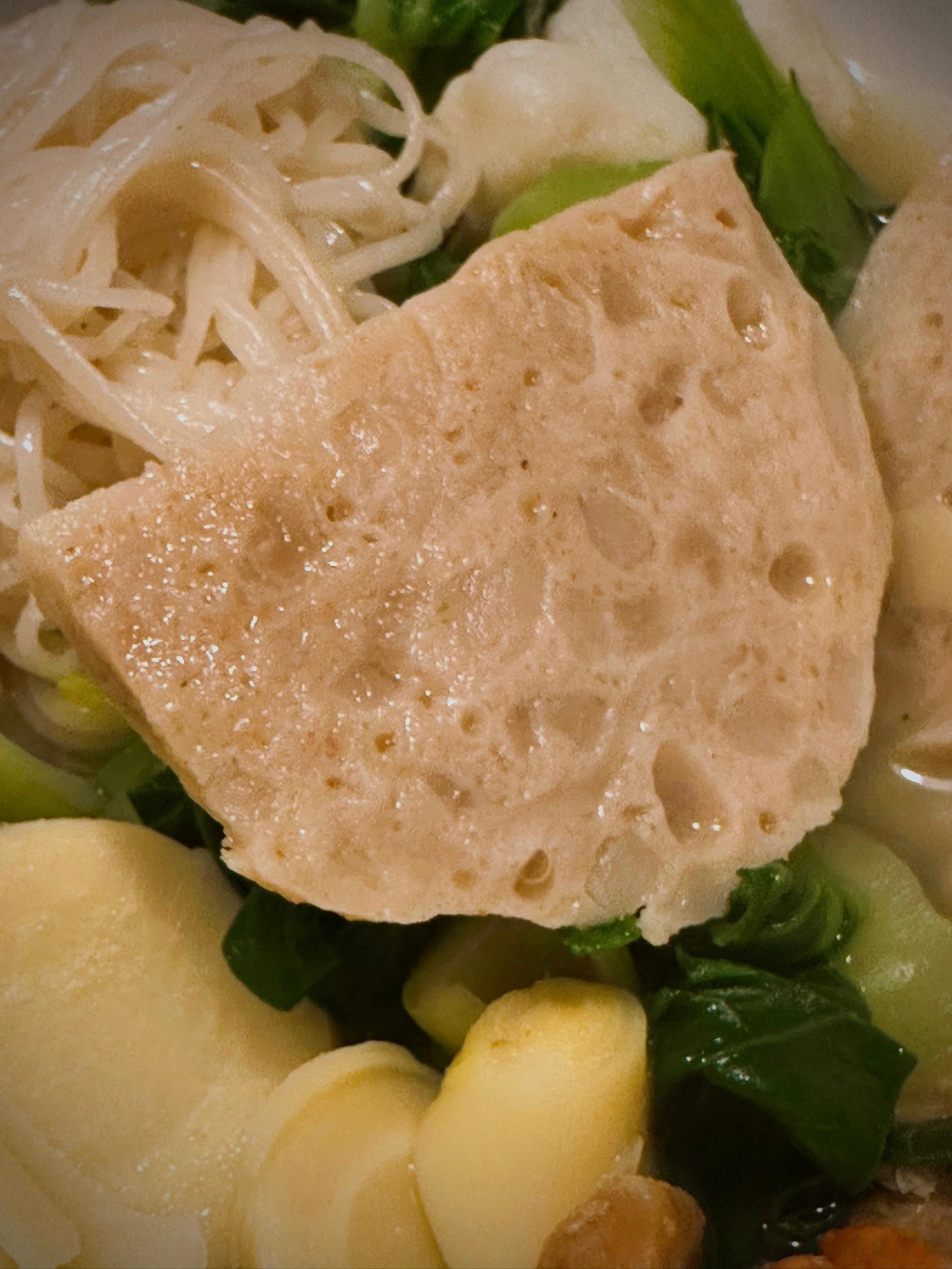 潮汕肉饼是我常备基础食材之一。实打实的猪肉打制，夹着朥丁，就是肥膘丁，用方鱼增加