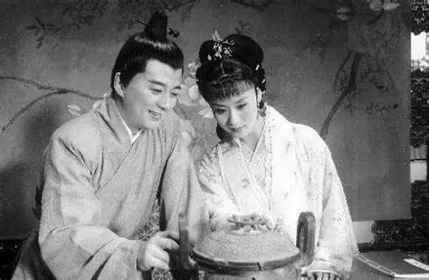 18岁，她嫁给了这辈子最对的人，共建一间"归来堂"，一起对诗猜书，走过了二十八年