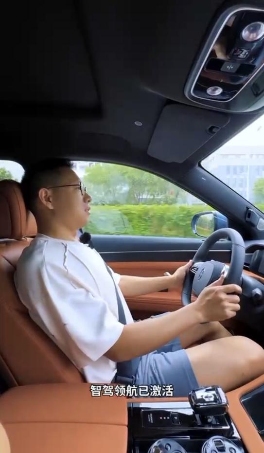 亲子游的风潮正盛，梨视频上的杨爸故事让人心生暖意，十年暑期打卡200古建筑，简直