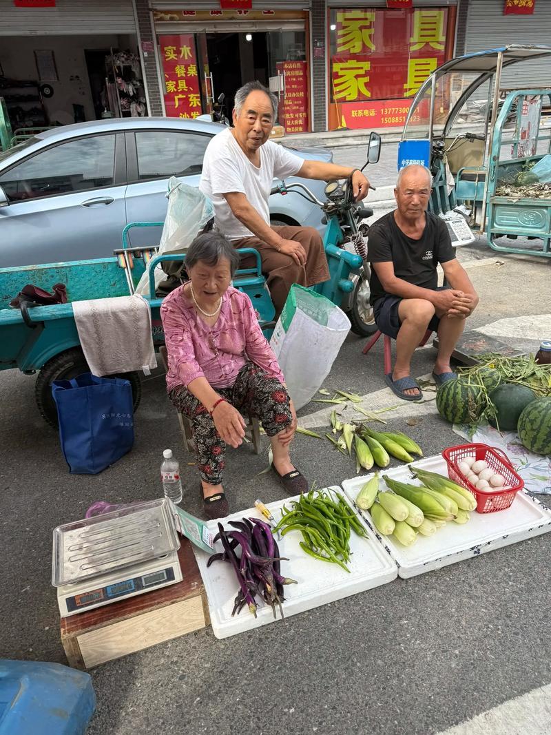 会英语的大爷血赚100多人民币！
近日，山东一大爷在街上摆地摊，忽然来了一个外国