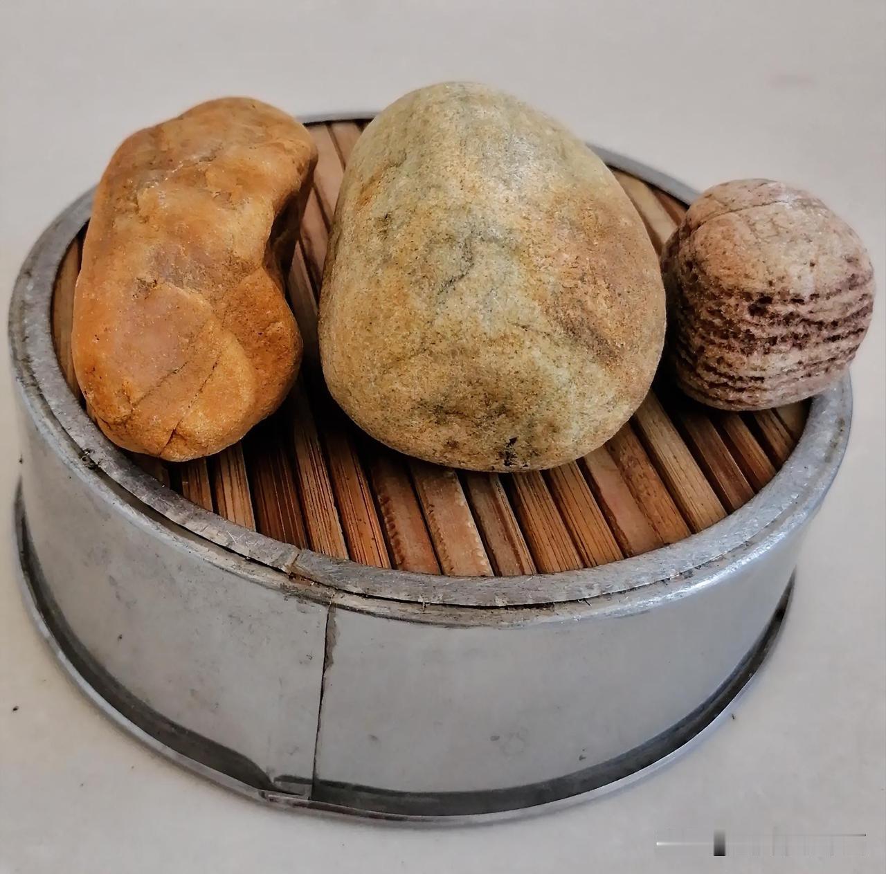 《一笼“美食”：一块发糕，一个洋芋，一个点心。这个小笼原来是筛胡椒面的筛子，丝网