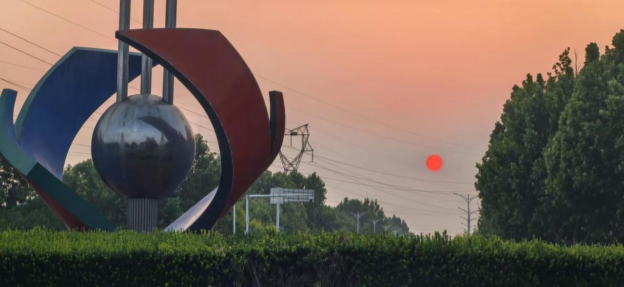 下班晚了，说不上原因。看到夕阳，觉得是在讽刺我，忙碌一生，不知为啥。