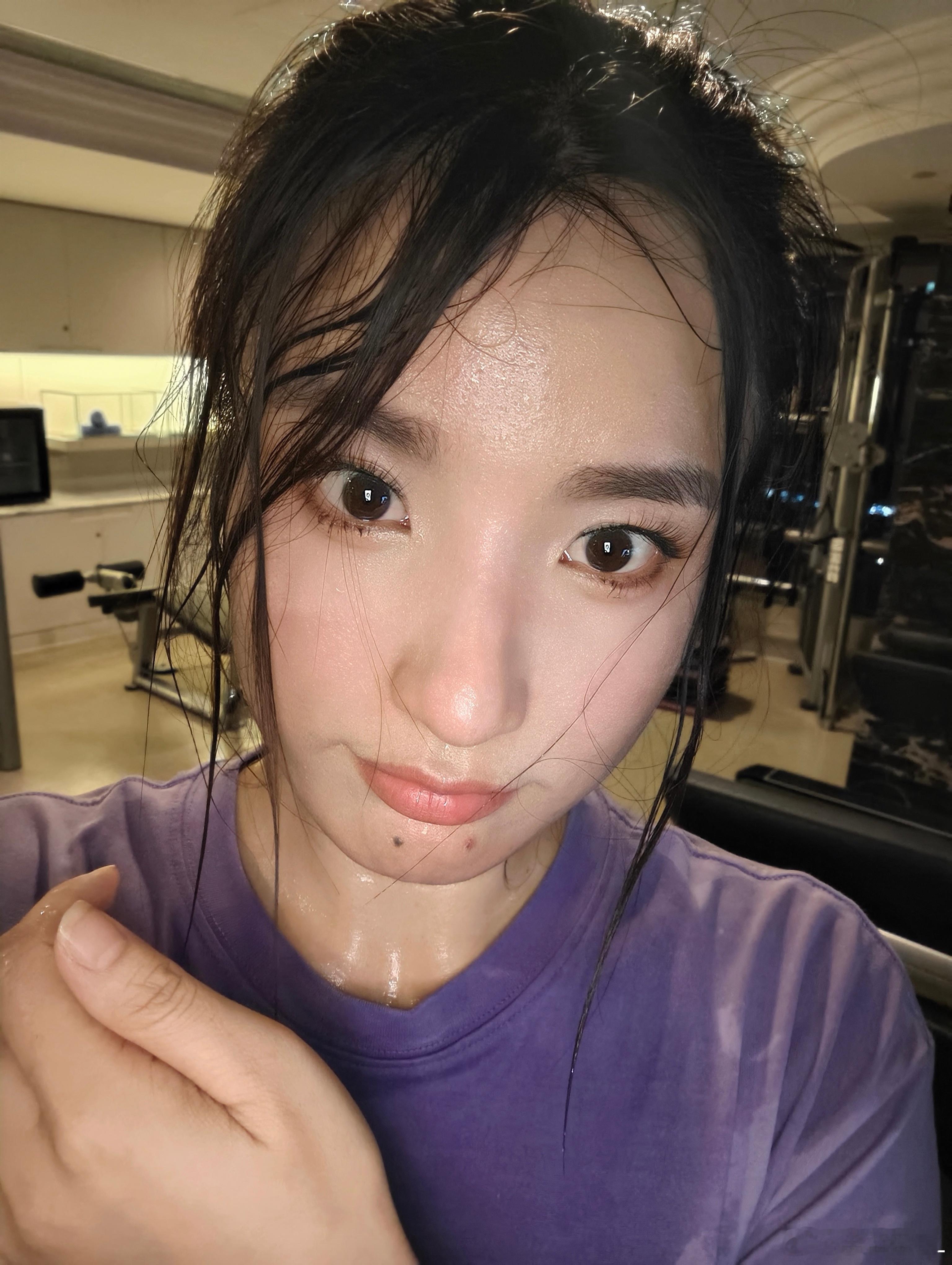才跑两公里，这汗出得跟去游了个泳似的...不知道有没有瘦两斤？
