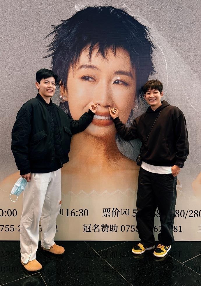 梦幻联动了家人们，杨力维杨舒予携队友去深圳看，的脱口秀专场啦，开心！！都是我的爱
