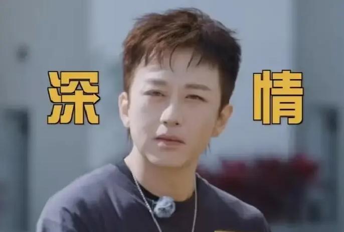 邓超早起拿刷子往脸上糊鹿晗仿妆，一睁眼把任敏吓到。

小姑娘皱眉说看着别扭。
