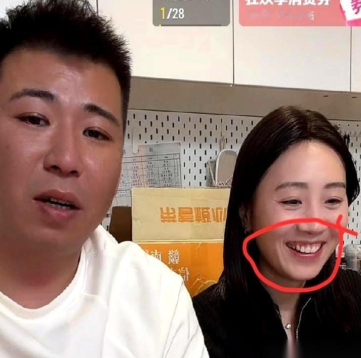 看到她摘了牙套，第一眼不是惊艳，是下意识去找她那个下巴。
果然，那道我们以前都认