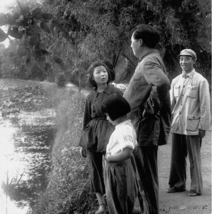 [太阳]1948年5月，毛主席乘车去西柏坡，路过一个村庄时，发现有个八九岁的小女