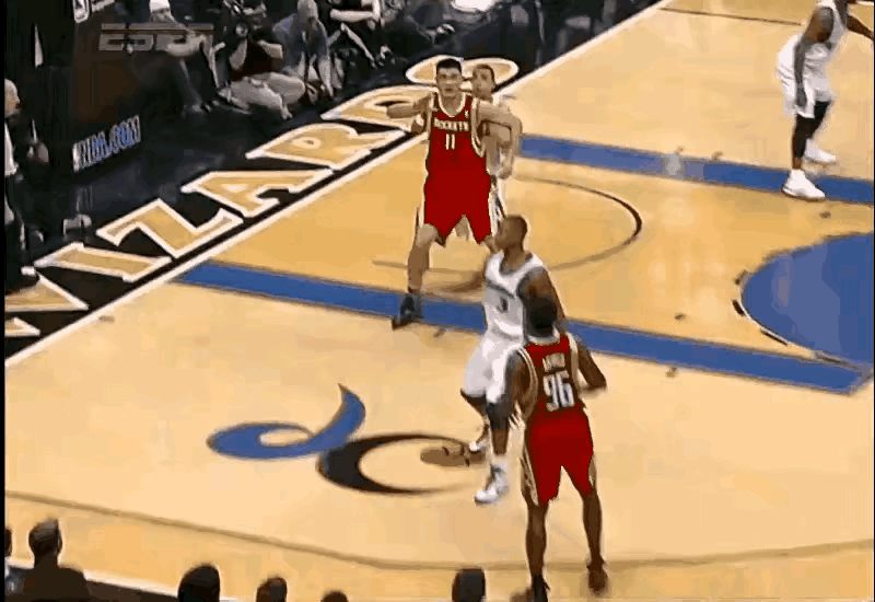 篮球真就是一寸长一寸强！如今在CBA肆虐的麦基，当年在姚明面前被打得找不着北
 