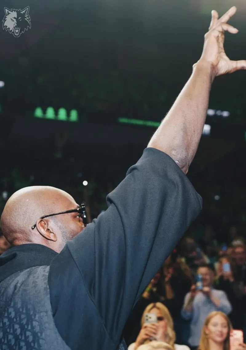 #加内特重回森林狼主场#  森林狼官方晒凯文-加内特重回标靶中心场边照！永恒的传