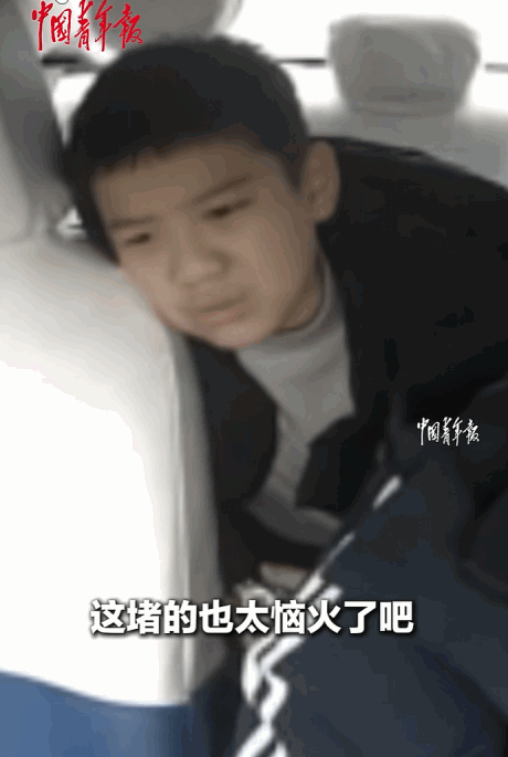 道理全在书上，做人却在书外。5月18日，一个小男孩竟独自打车，上演了一出现实版“