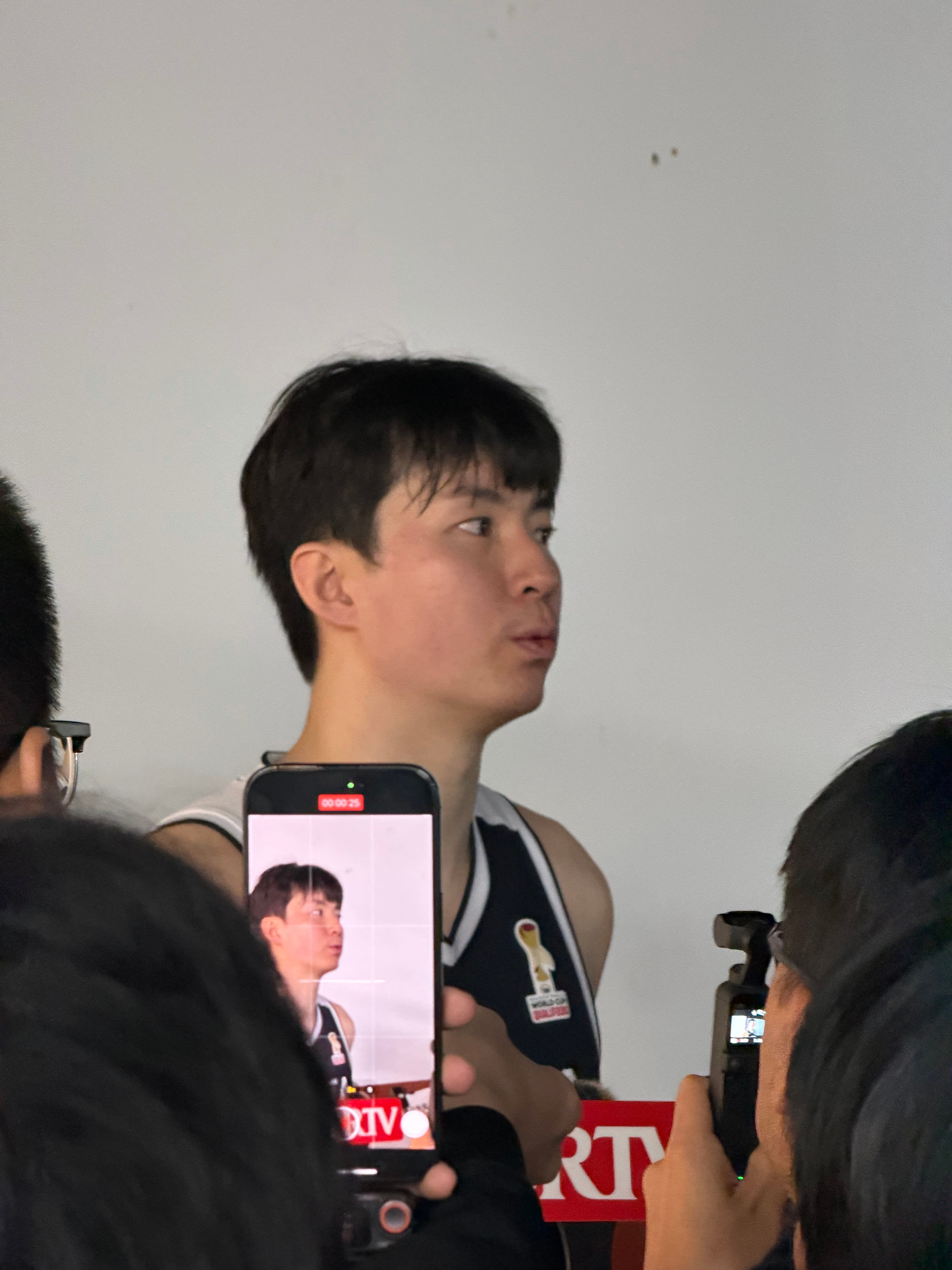 就是这个人…对中国男篮拿了33分14篮板20投12中 三分球14中9中国男篮vs