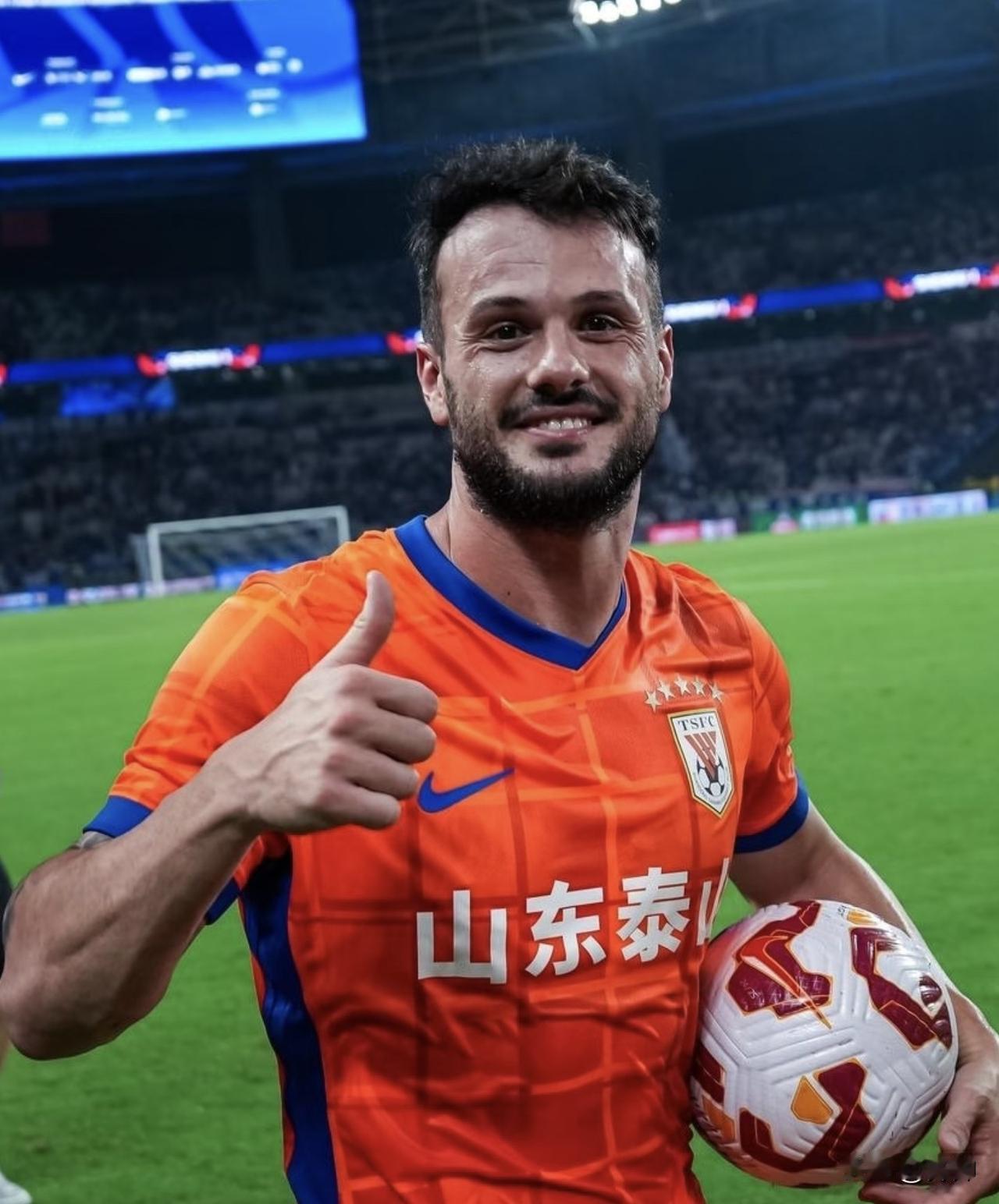 中超争冠局面，产生变数：山东泰山主场3-1打败上海海港！  

这样，海港积分依