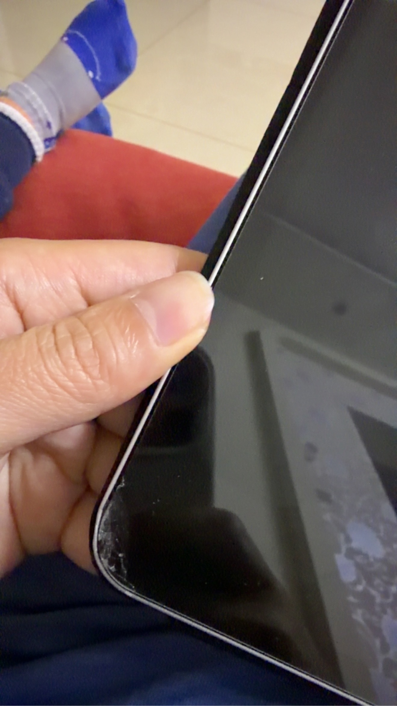 iPad 的外屏裂了，送去维修。维修师傅说维修过程中内屏可能会损坏。最后内屏就一