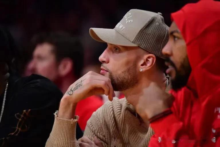 据NBA内部人士雅虎体育的杰克·菲舍尔透露，芝加哥公牛曾试图用拉文交易得到老鹰队