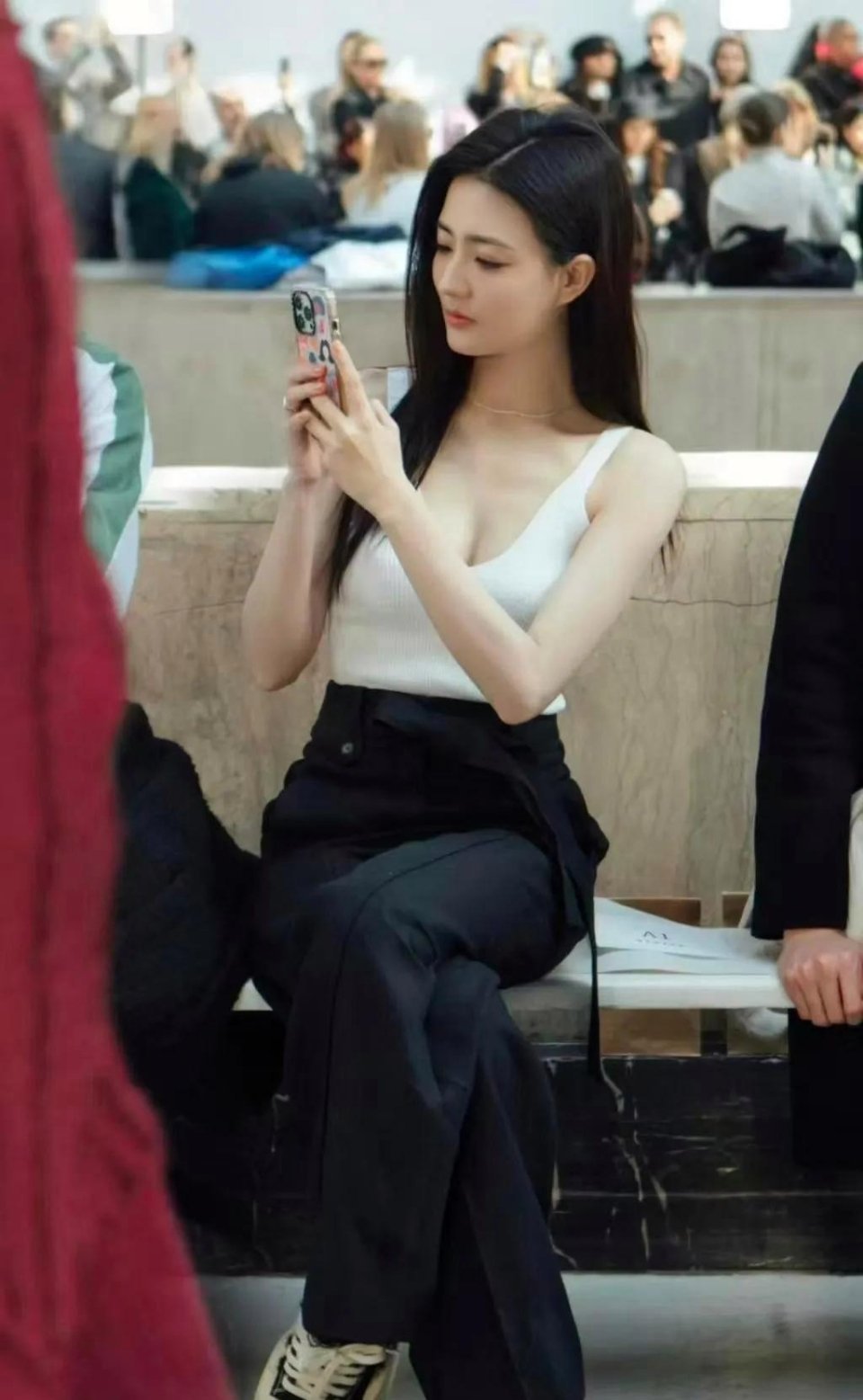 徐璐这组生图绝了！简约穿搭也藏不住的美貌暴击 