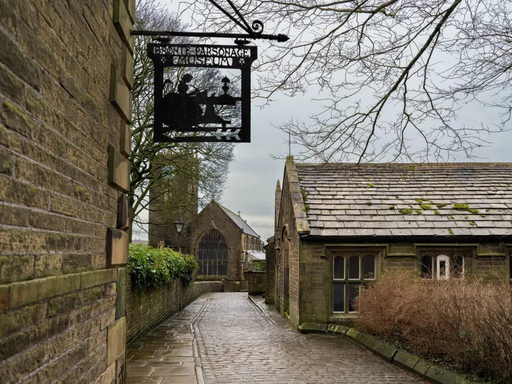 为配合新版《呼啸山庄》宣传，Airbnb近日推出限时特别活动，邀请影迷入住位于西