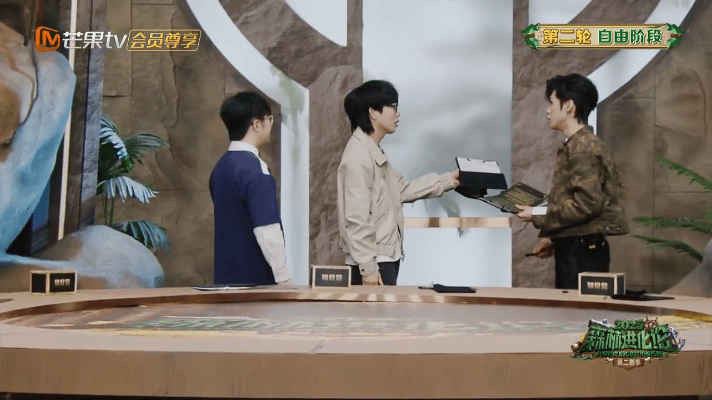 李晋晔是真没招了 被剧毒技能盯上，躲完一轮还有一轮。行动阶段直接锁定他，那句“转