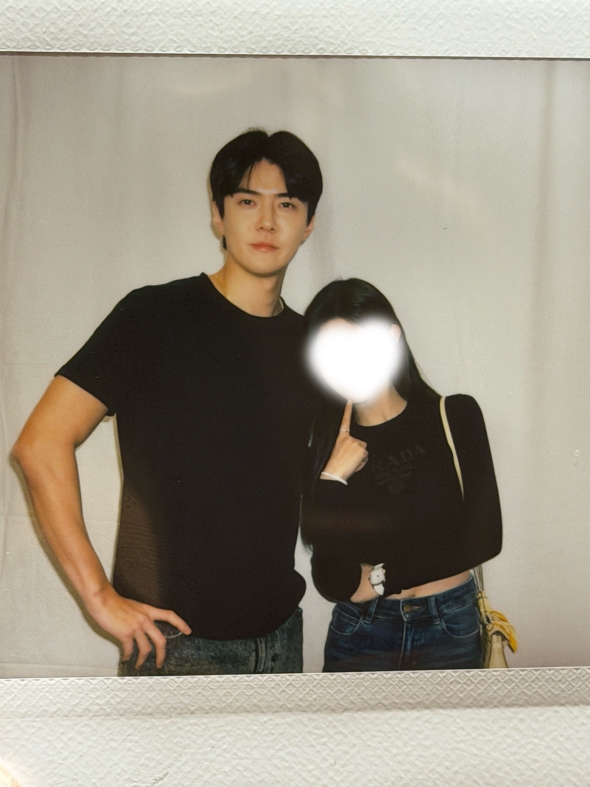 让人心跳的吴世勋&粉丝身高差- 上海签售会中与粉丝的1：1拍立得拍照环节 