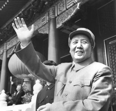 1945年，冯玉祥在家中设宴招待毛主席，因心情激动，破例亲自做了一件平日不会做的